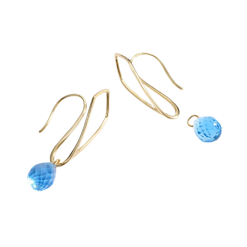 Einzelteile der Tropfenohrringe – Hakenform offen, blaues Glas abnehmbar
