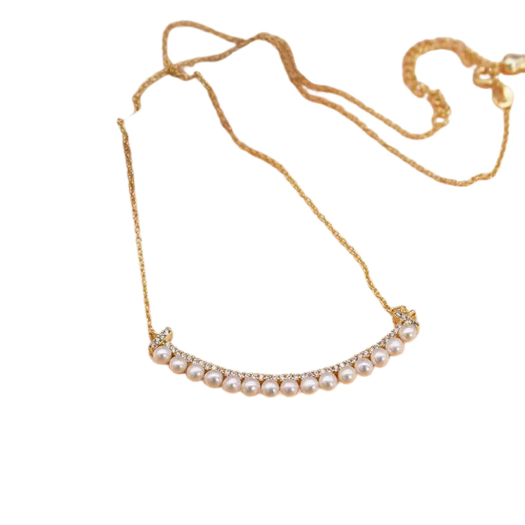 Feine Kette mit 15 kleinen Naturperlen (3 mm) auf goldfarbener Linie – ruhig und klar