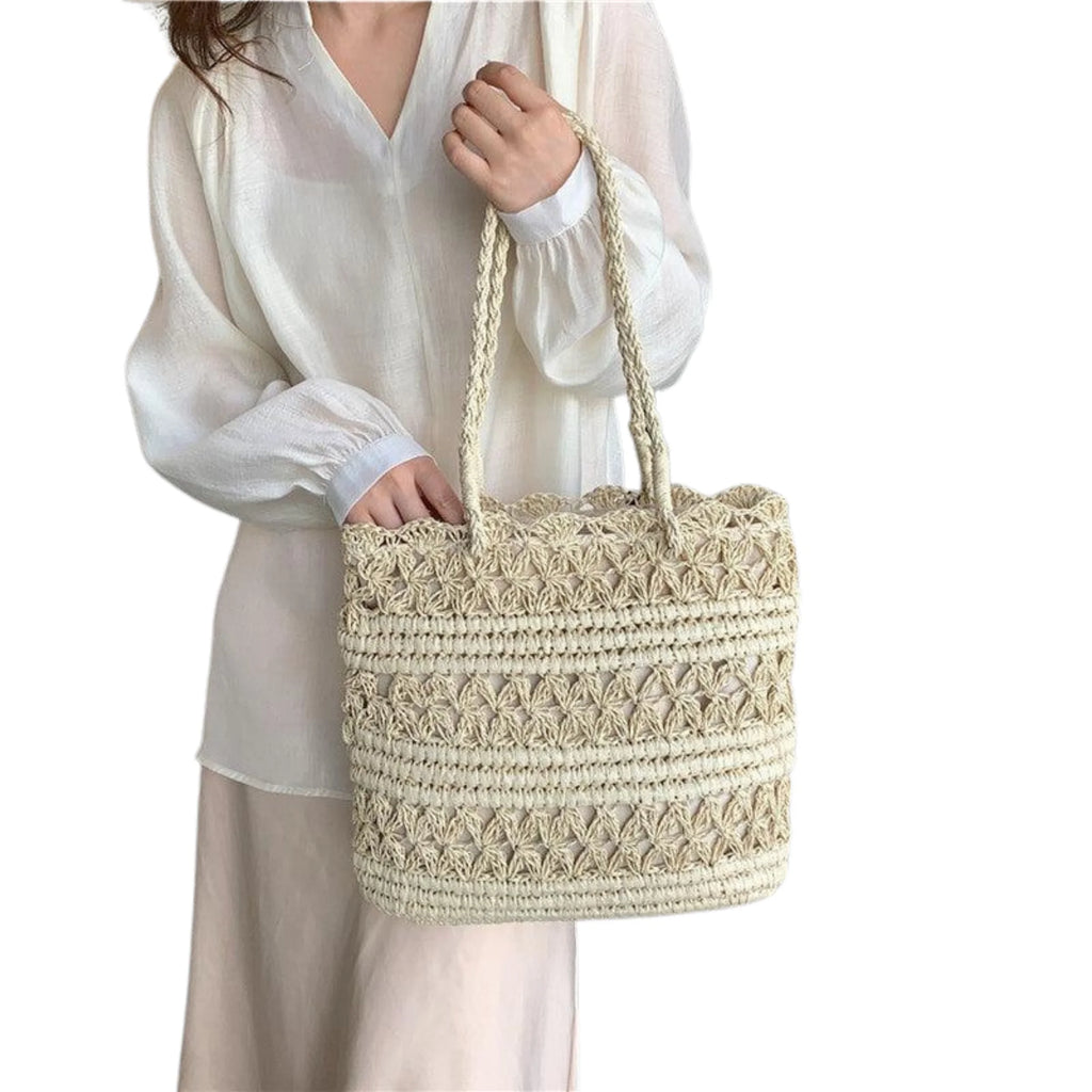 Frau mit weissem Leinenoutfit trägt die Ivory-Tasche – schlichte Sommerästhetik