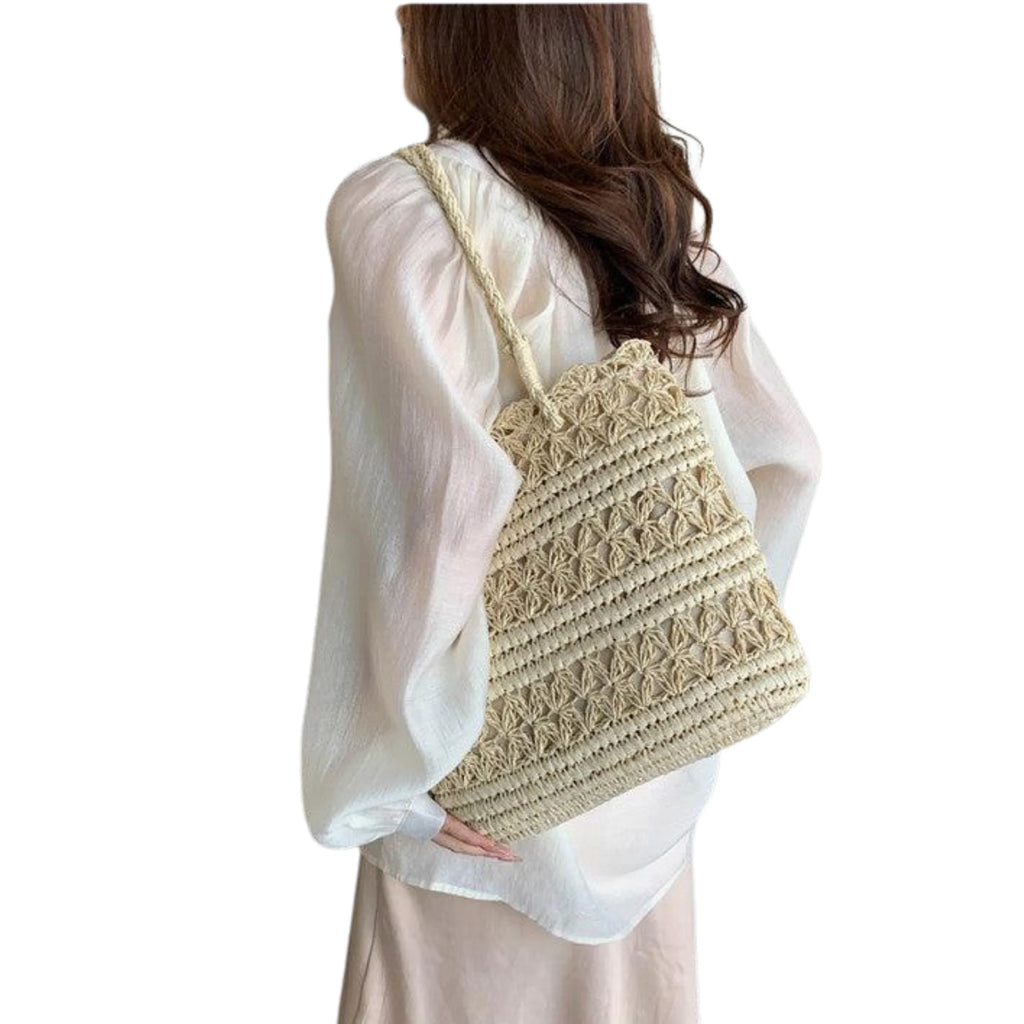 Rückansicht der Frau mit Ivory-Tasche auf dem Rücken – ruhig, natürlich und minimalistisch