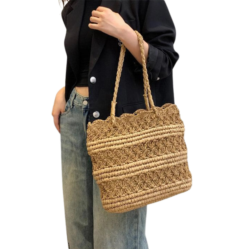 Frau trägt die Khaki-Tasche über der Schulter – urbaner Boho-Look mit schwarzem Blazer