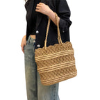 Frau trägt die Khaki-Tasche über der Schulter – urbaner Boho-Look mit schwarzem Blazer