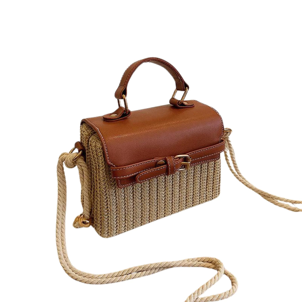 Seitliche Perspektive der Tasche mit stabilem Rattan-Körper und rundem Griff