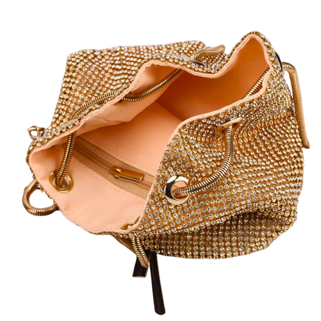 Geöffnete Bucketbag in Champagne Gold – zeigt Innenfach mit Reissverschluss und Tunnelzug