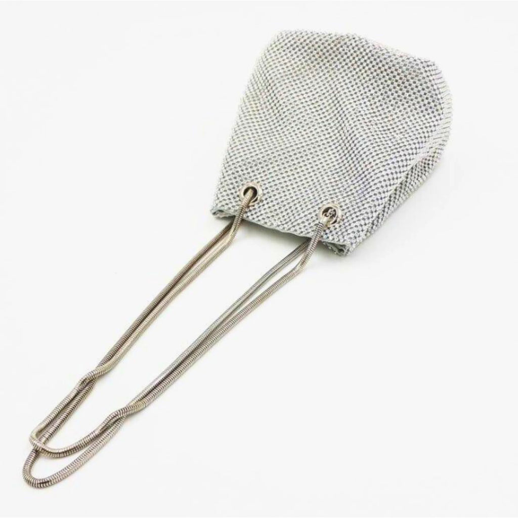 Bucketbag in Diamond Silver mit silberner Kette – stilvoll für festliche und urbane Looks