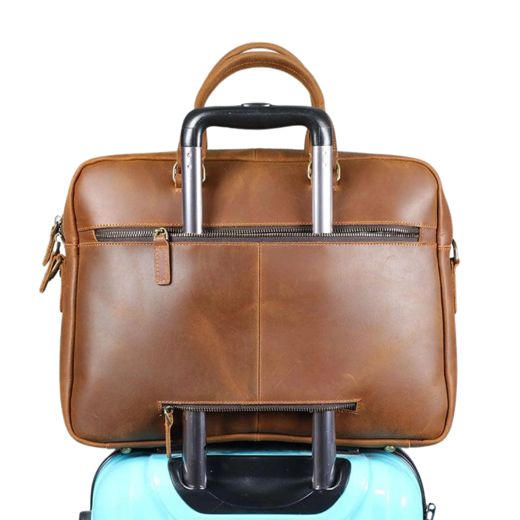 Rückansicht der Tasche in Coffee Rust – mit Zipperfach und Aufsteckoption für Rollgepäck.