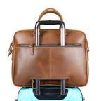 Rückansicht der Tasche in Coffee Rust – mit Zipperfach und Aufsteckoption für Rollgepäck.