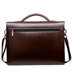 Rückseite der Cognac Walnut Tasche – schlankes Design mit Zipperfach, fester Griff, sachliche Präsenz.