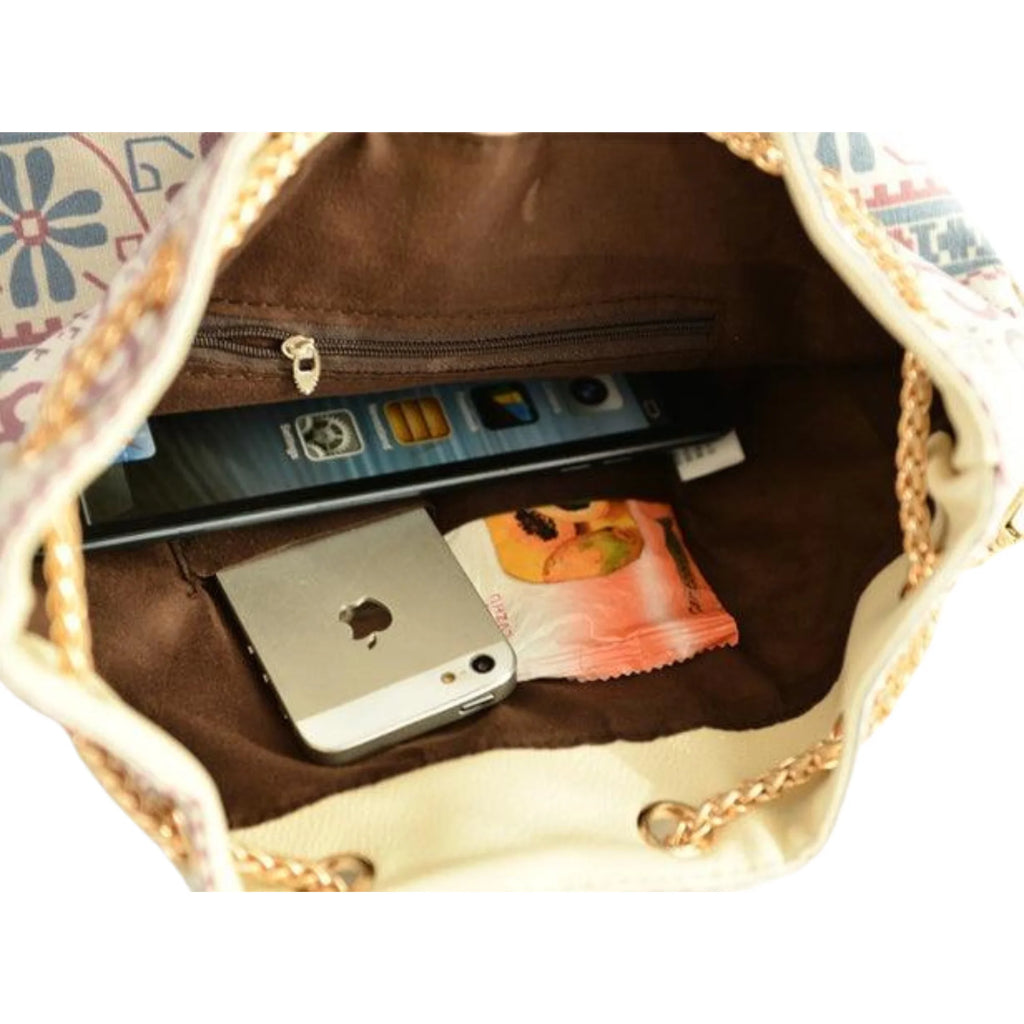 Blick ins Innere der Tasche – Platz für Smartphone, Snacks, Sonnenbrille, mit Reissverschlussfach