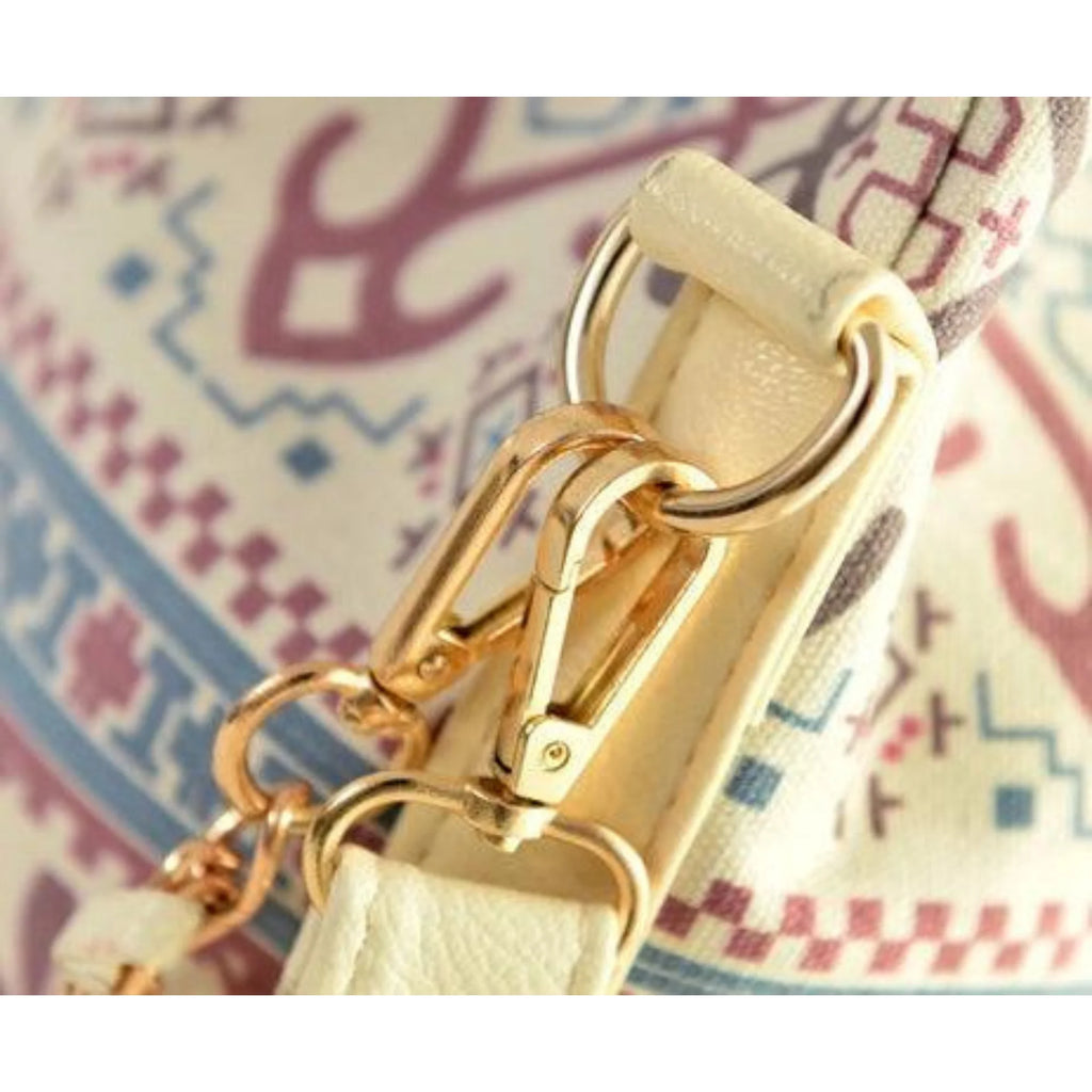 Nahaufnahme des Kettenkarabiners in Gold an der Canvas-Tasche – stabil und hochwertig