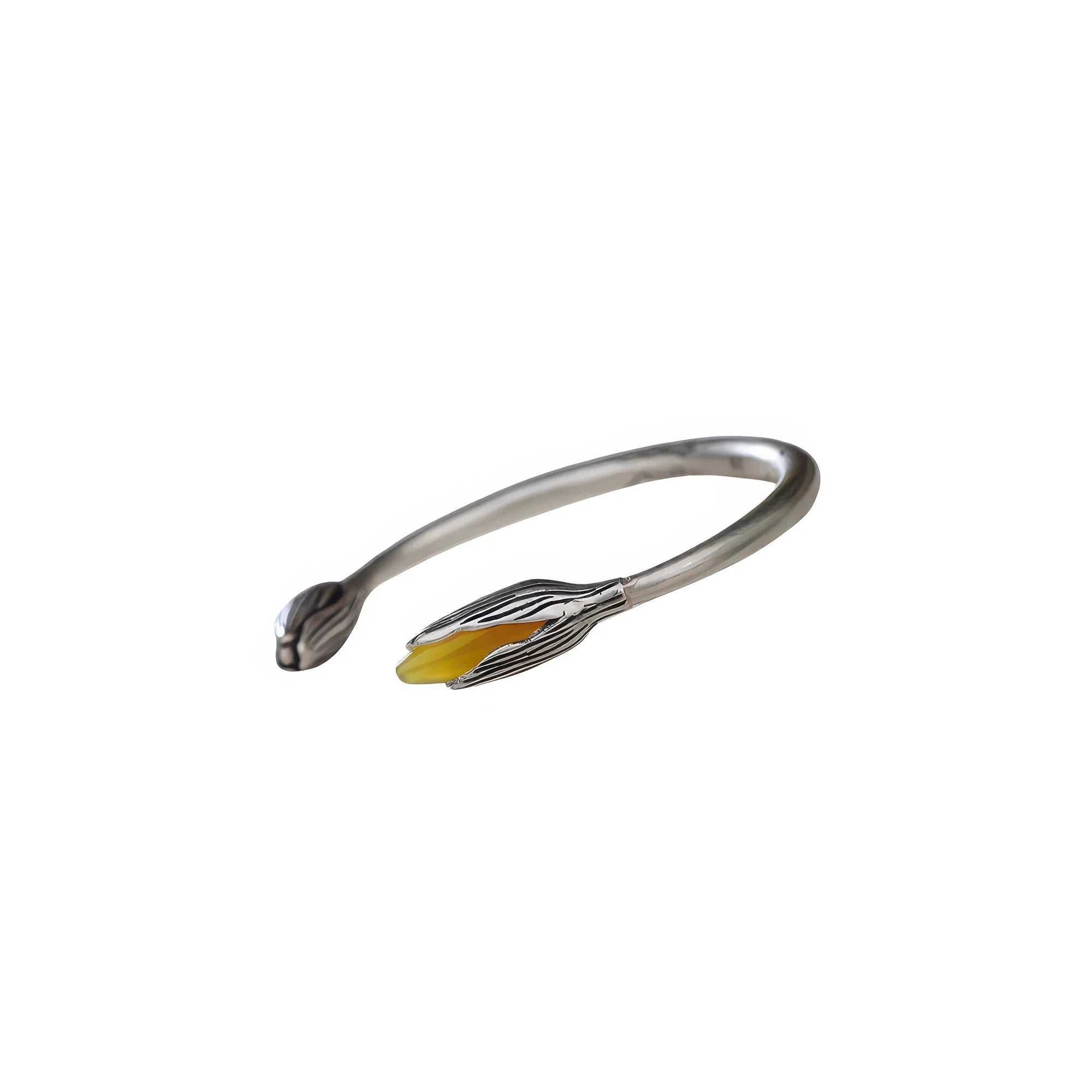Detailaufnahme des Armreifs – glatter Chalcedon eingefasst im filigranen Lotus-Design aus 925 Silber