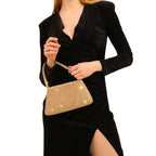 Frontansicht der goldenen Baguette-Clutch – flache Form mit natürlichem Blattverschluss