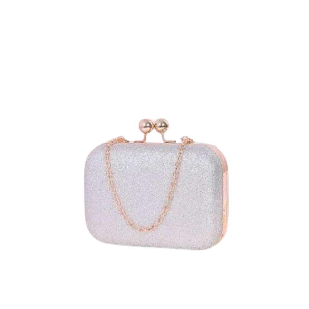 Lila Glitzerbox mit Goldkette – ausdrucksstark für Abendrobe oder Galaauftritt