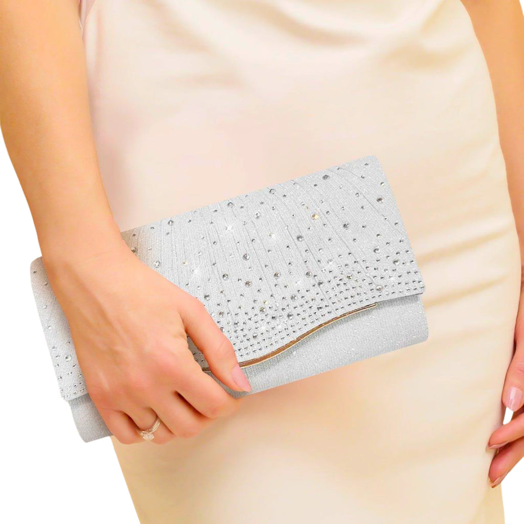 Silberne Clutch mit Strassbesatz – elegant in der Hand getragen, kombiniert mit hellem Satinkleid für Hochzeit oder Gala
