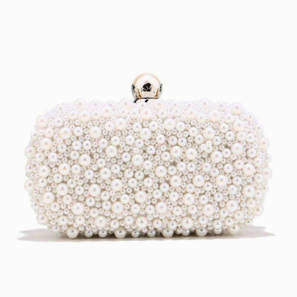 Clutch in Snow Pearl – feiner Perlenglanz mit silberner Kugel als Schliesse