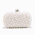 Clutch in Snow Pearl – feiner Perlenglanz mit silberner Kugel als Schliesse