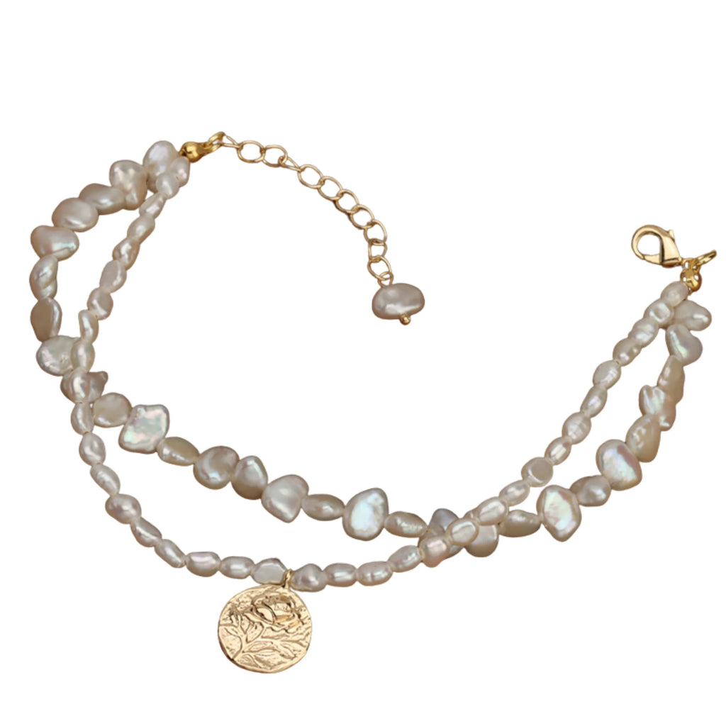 Geschlossenes Armband mit unregelmässigen Süsswasserperlen und Coin-Detail in Nahaufnahme