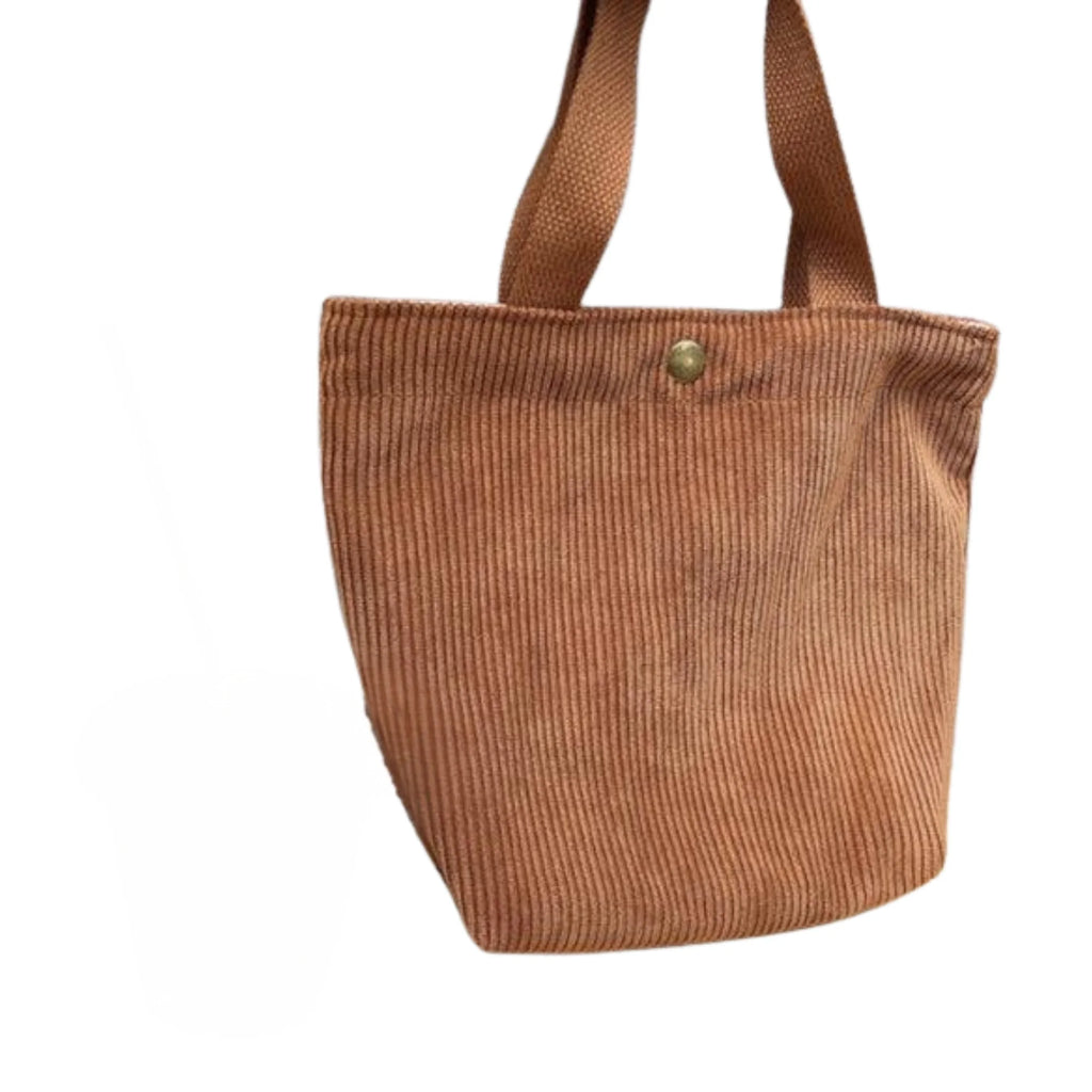 Freigestellte Mini-Tote aus Cord in Clay Brown – klare Struktur mit Druckknopf