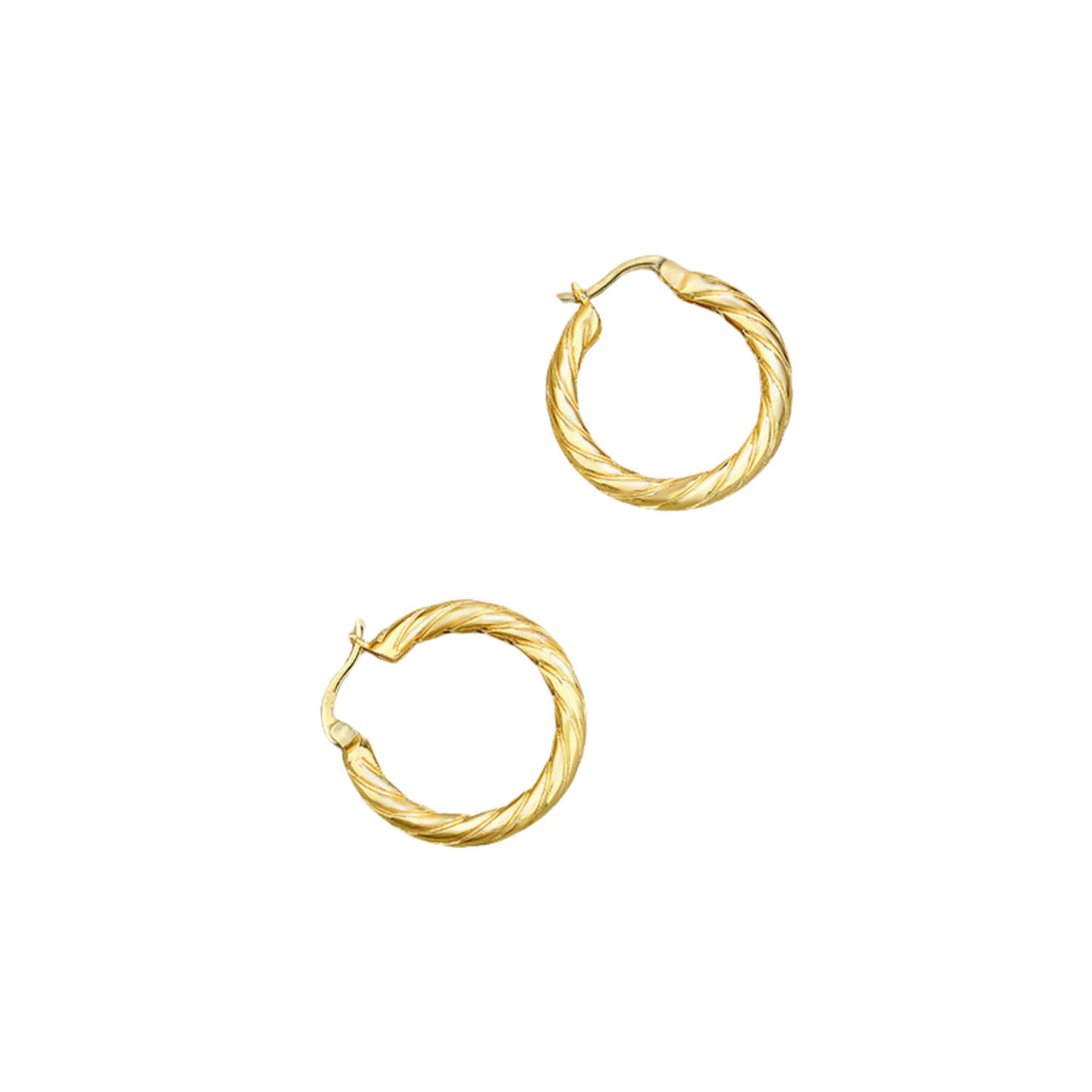 Zwei goldfarbene Creolen mit feiner Drehstruktur – flächig geführt