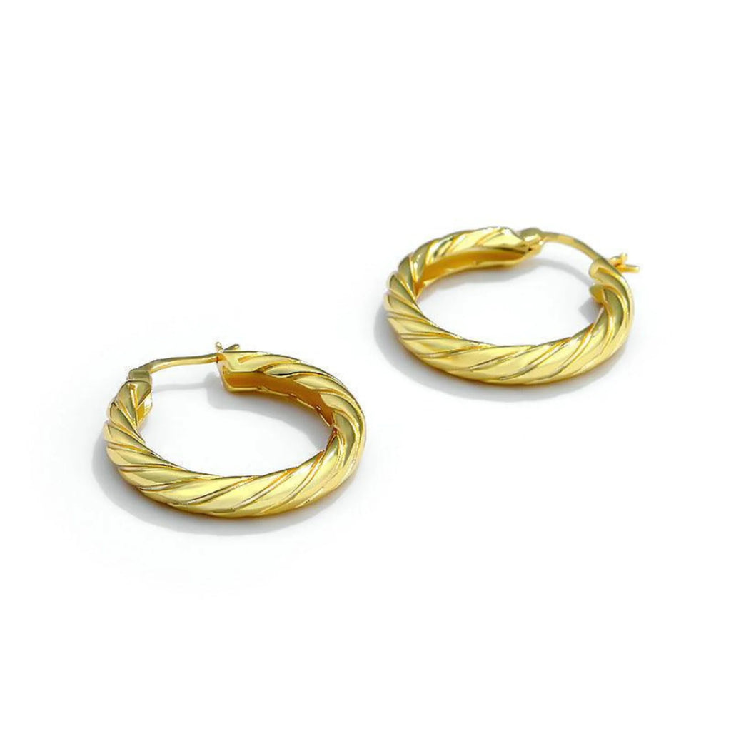 Goldfarbene Creolen mit spiralartiger Oberfläche – ruhig und glatt