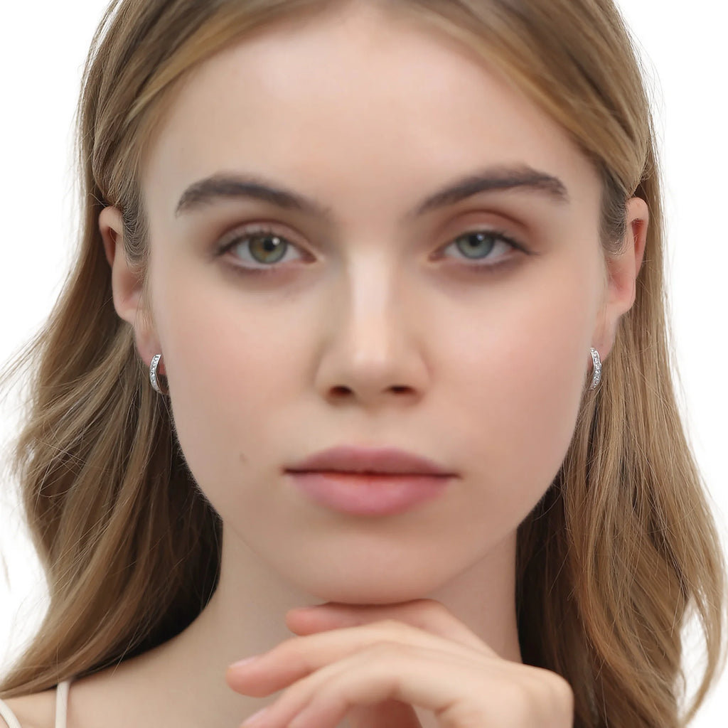 Ohransicht beider Creolen getragen – kristallbesetzt, geschlossen