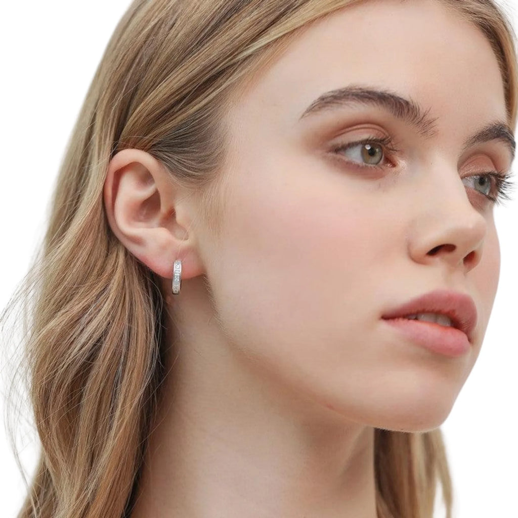 Getragene Creolen in Silberoptik mit quadratischen Kristallen