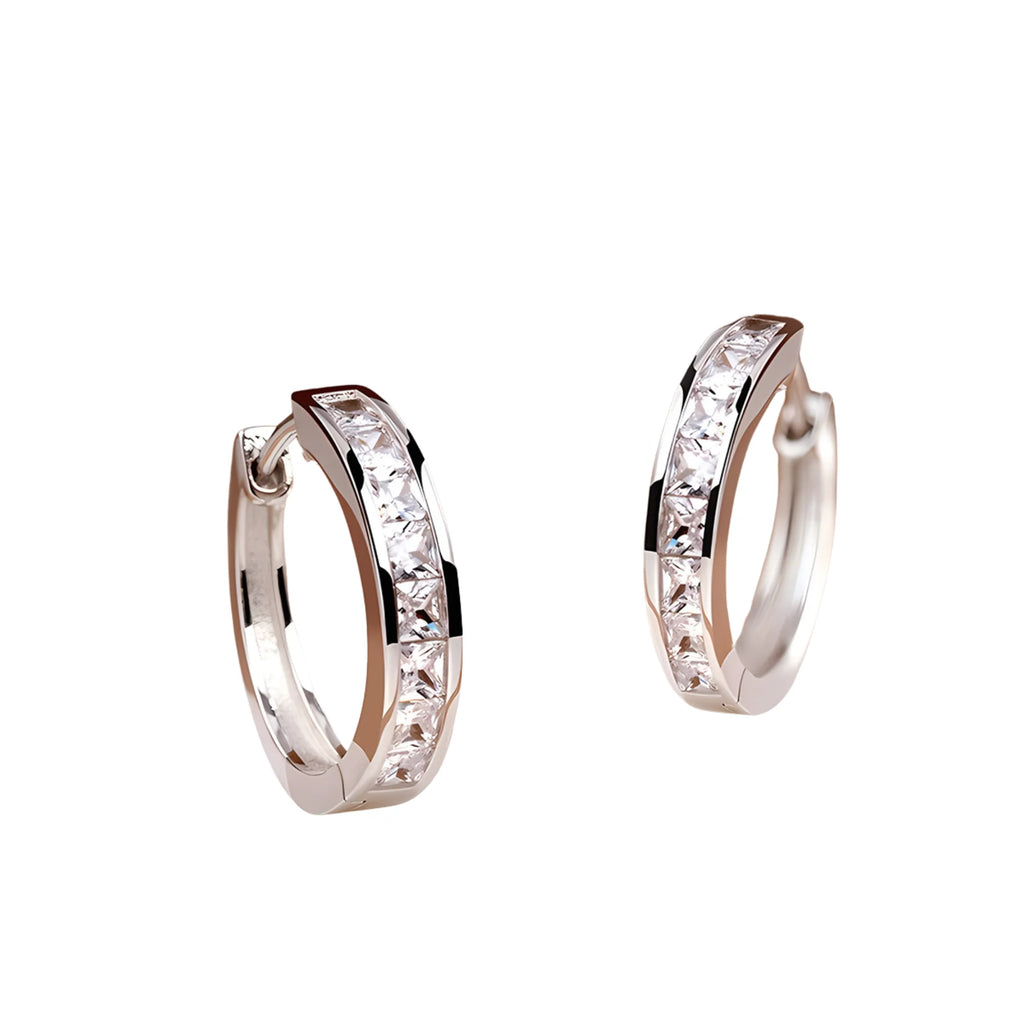 Zwei silberfarbene Creolen mit klar gefassten Kristallen