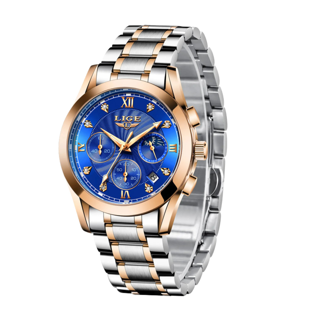 Roségoldene Damenuhr mit blauem Zifferblatt – getragen