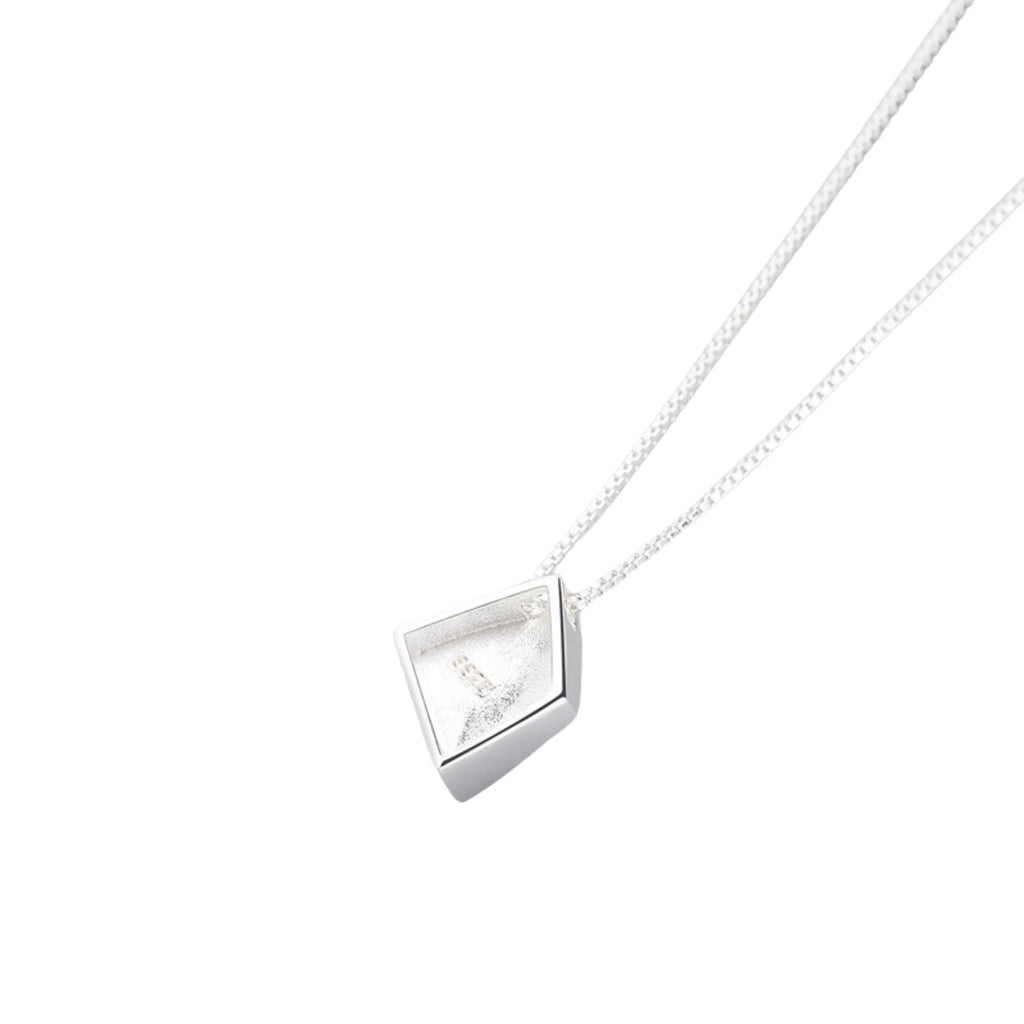 Silberanhänger in minimalistischer Form mit leichter Wölbung