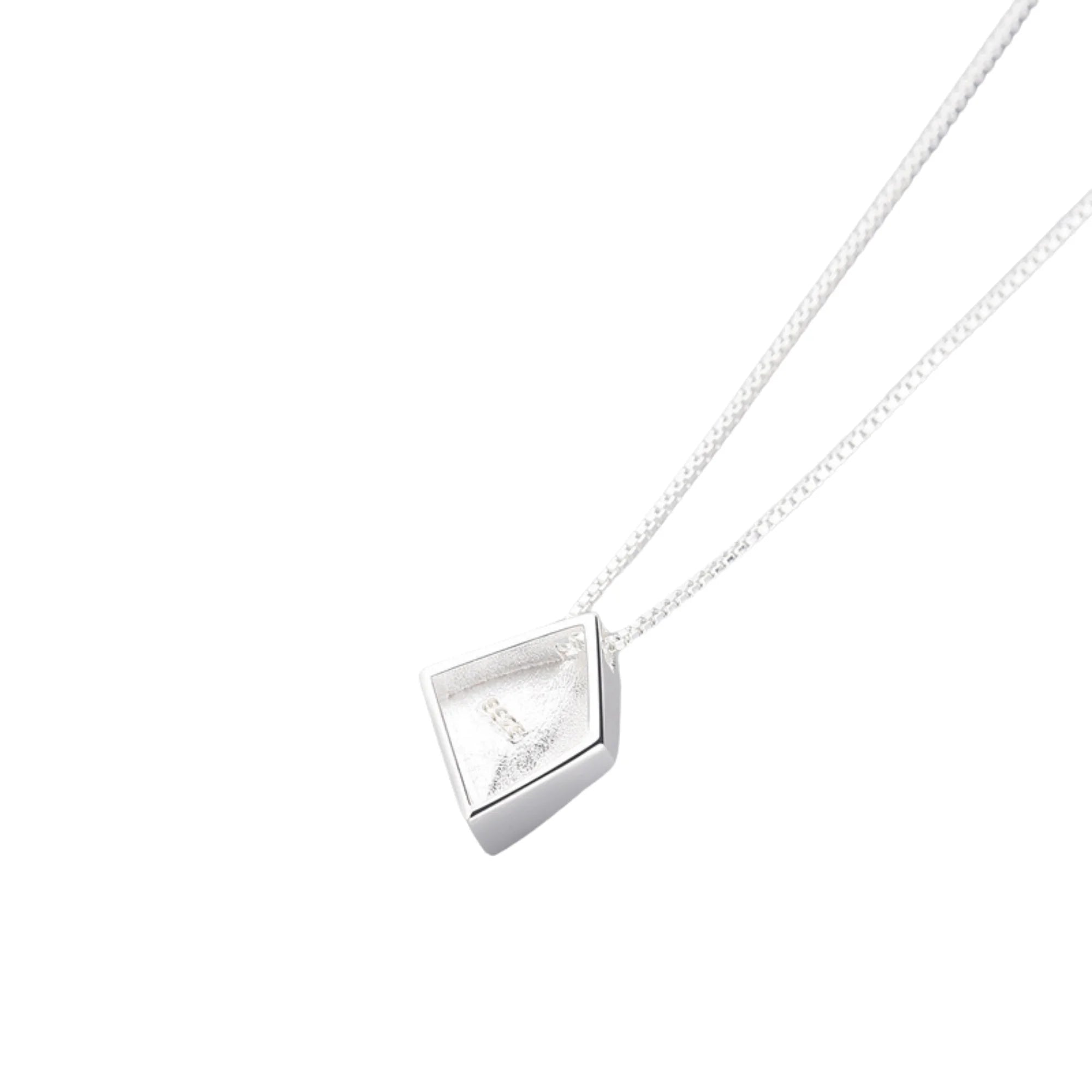 Silberanhänger in minimalistischer Form mit leichter Wölbung