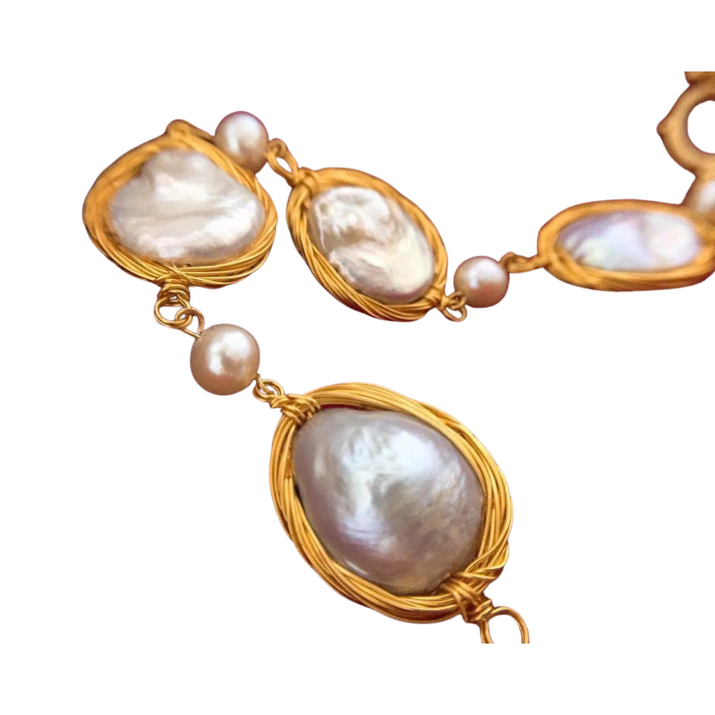 Naturperlen in strukturierter Goldfassung – verbunden durch Einzelperlen, handwerklich gefasst