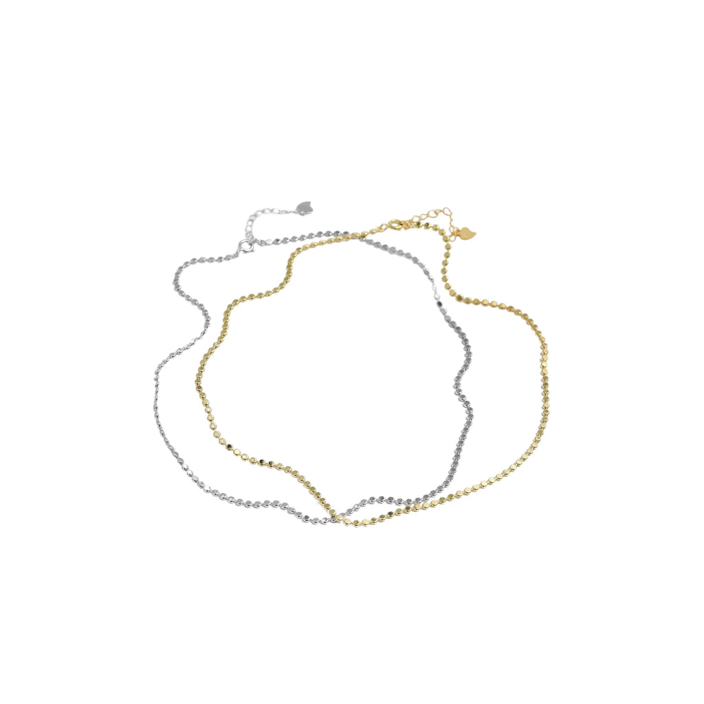 Detailaufnahme der feinen Rundgliederkette in Silber – gleichmässige Glieder, klare Form