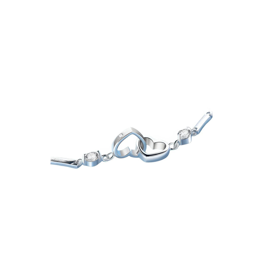 Detailaufnahme des Herzarmbands – zwei verbundene Herzen und Zirkonia in feiner Struktur