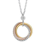 Getragene Kette mit drei verschlungenen Ringen – Silber, Gold und Roségold, mit Bedeutung und Glanz