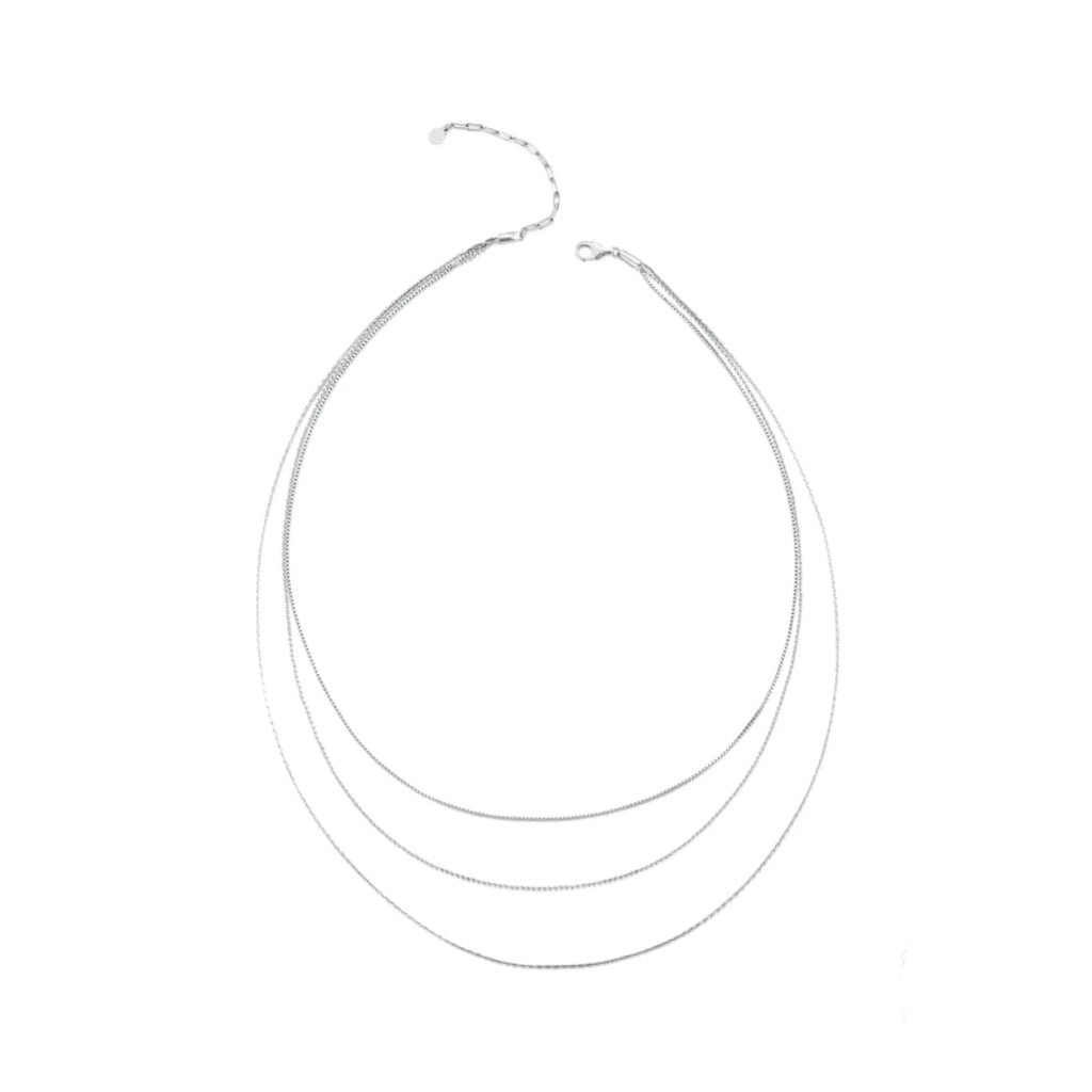 Flatlay der dreilagigen 925 Silberkette – minimalistische Form mit klarer Layerstruktur und stilvoller Präsenz