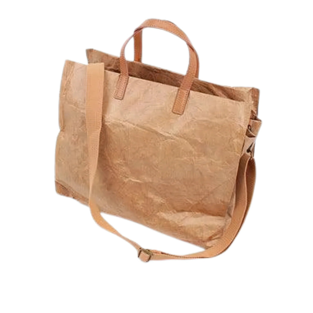 Tasche in Cardboard Tan mit kurzen Henkeln und verstellbarem Schultergurt – neutral und strukturiert