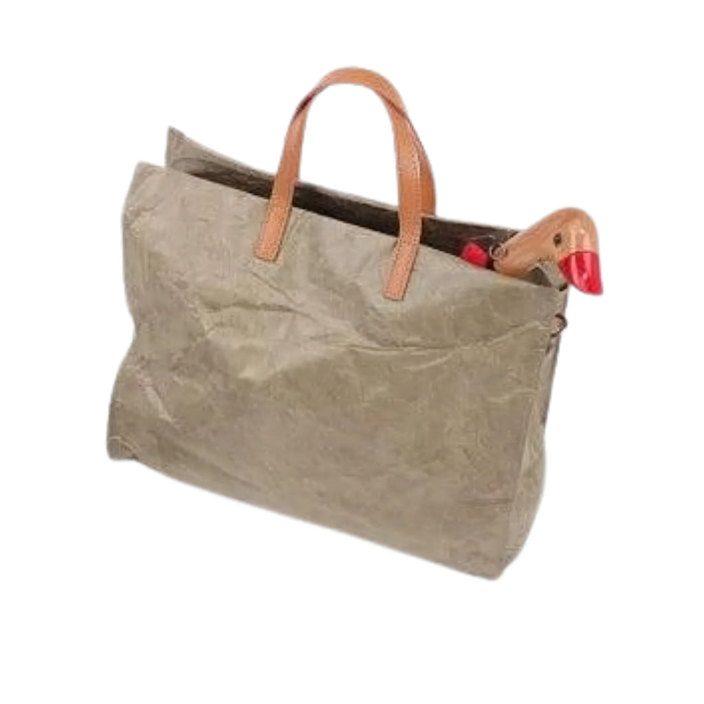 Tasche in Olive Dust mit Holzgriff und Entenkopf-Detail, aus reißfestem Dupont-Papier