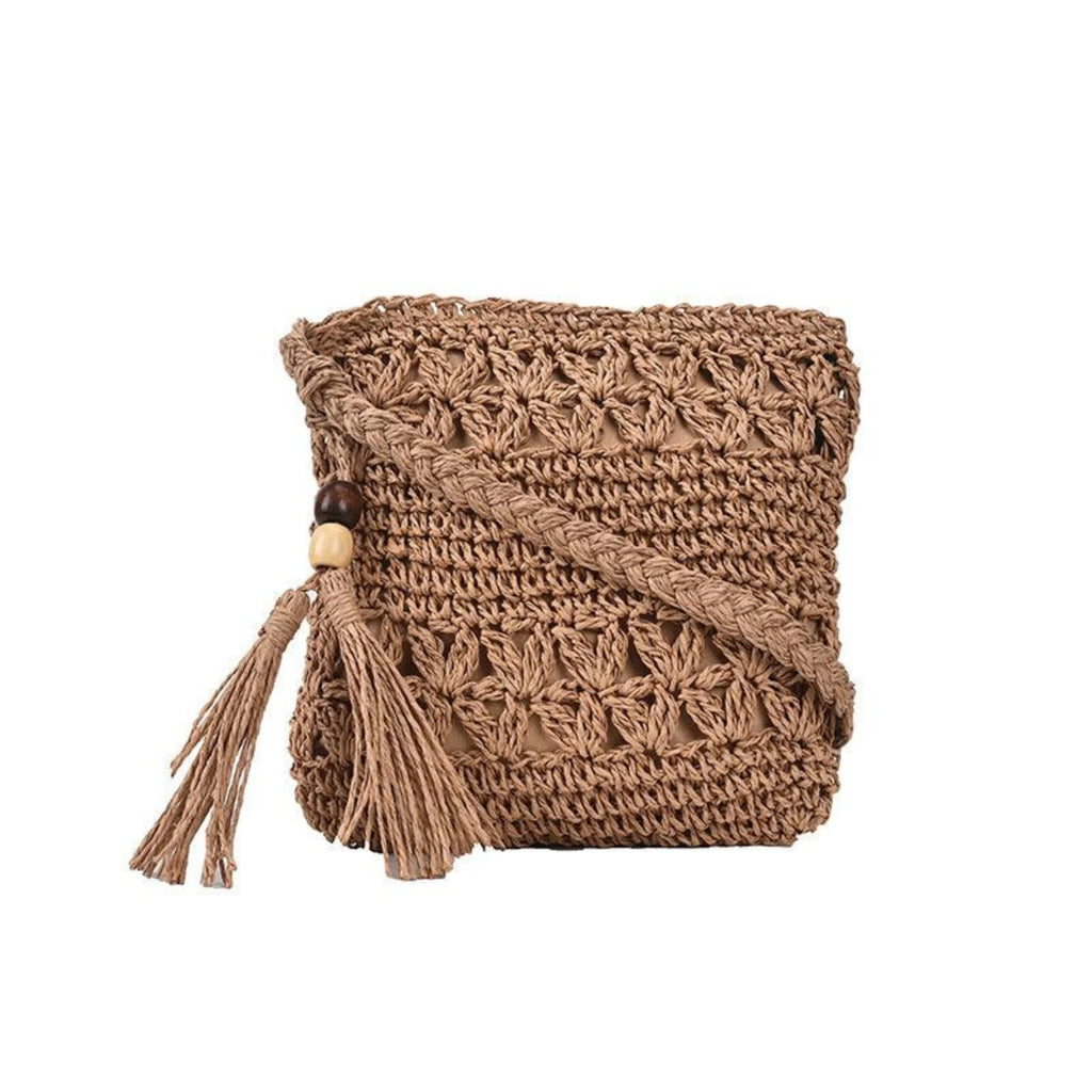 Eckige Schultertasche aus Naturstroh in Cocoa Brown mit durchgeflochtenem Riemen und Perlendetail