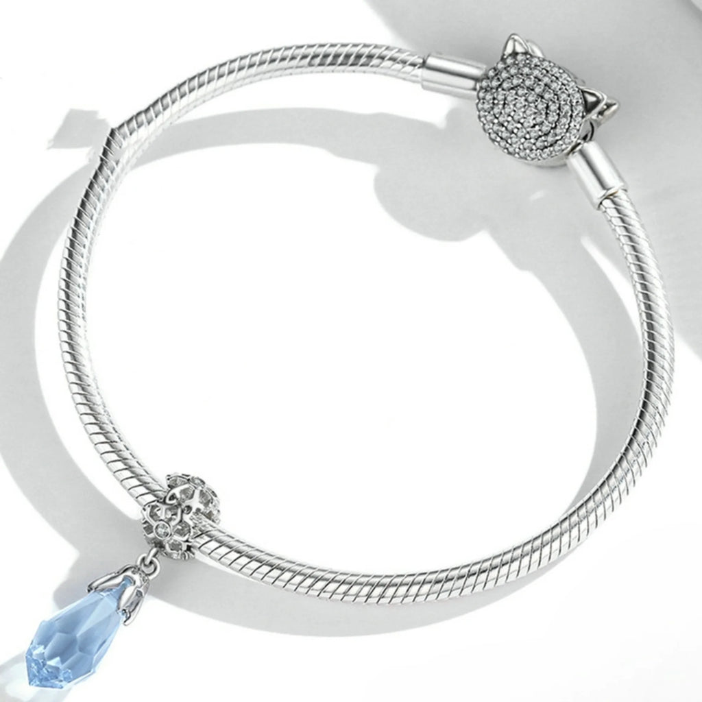 Tropfenförmiger Kristall in Silberfassung mit Winterdesign