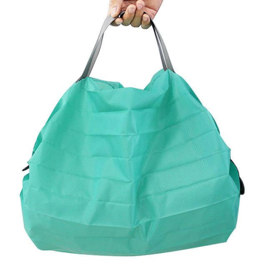 Geometrisch gefaltete Nylon-Tragetasche in Mist Aqua – frisch, funktional und modern