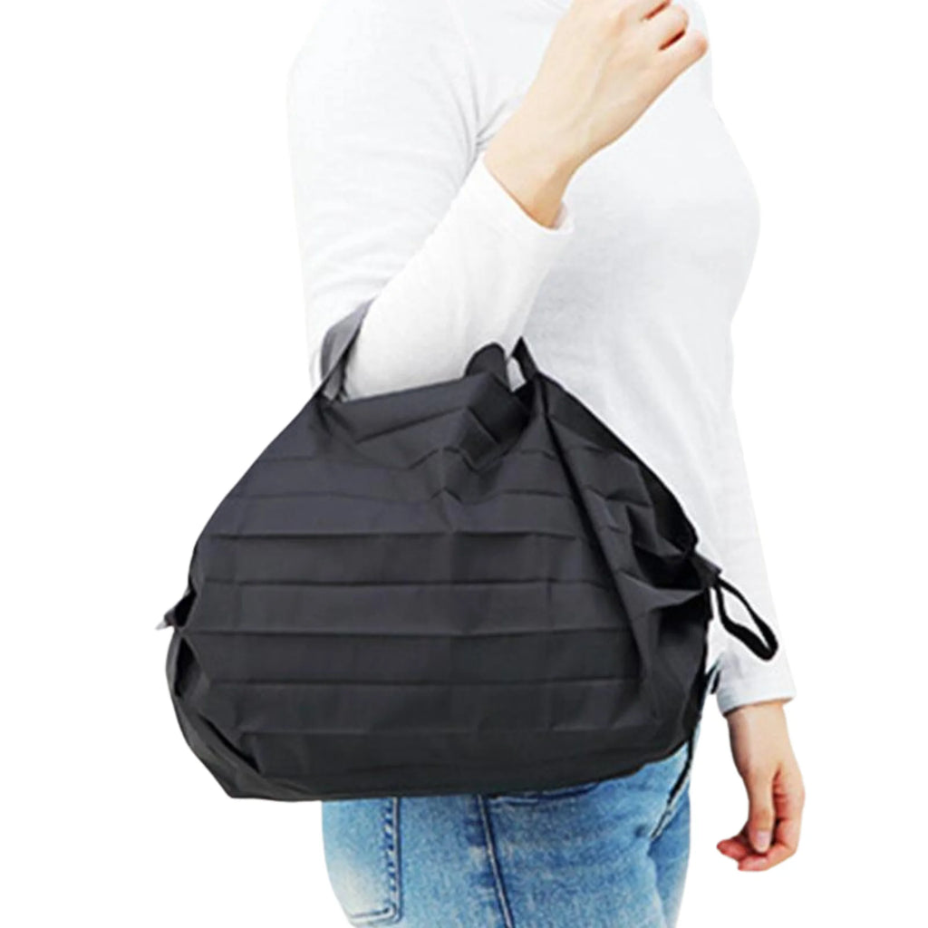 Schwarze Nylon-Tasche Shadow Black mit Griff – getragen über der Schulter, wetterfest