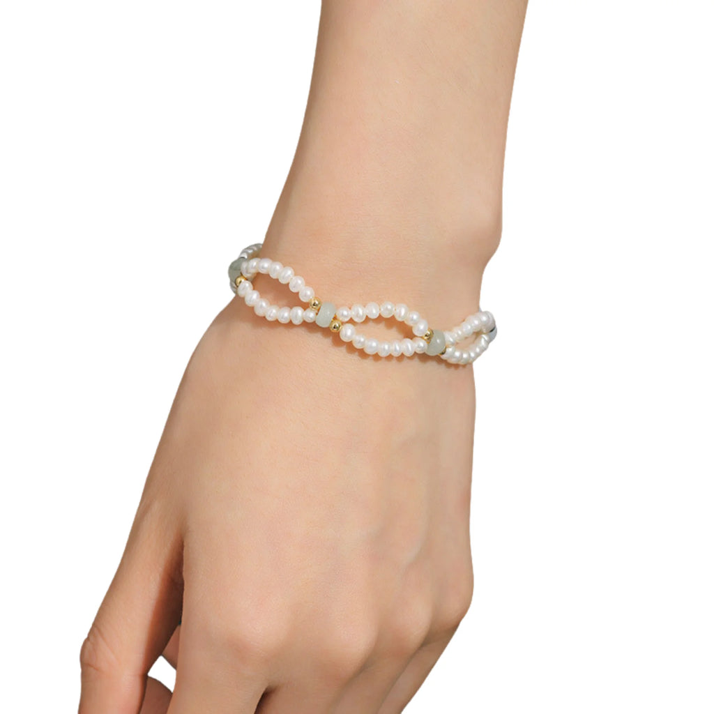 Handgewebtes Perlenarmband mit U-förmiger Struktur und vergoldeten Elementen – sichtbar minimalistisch