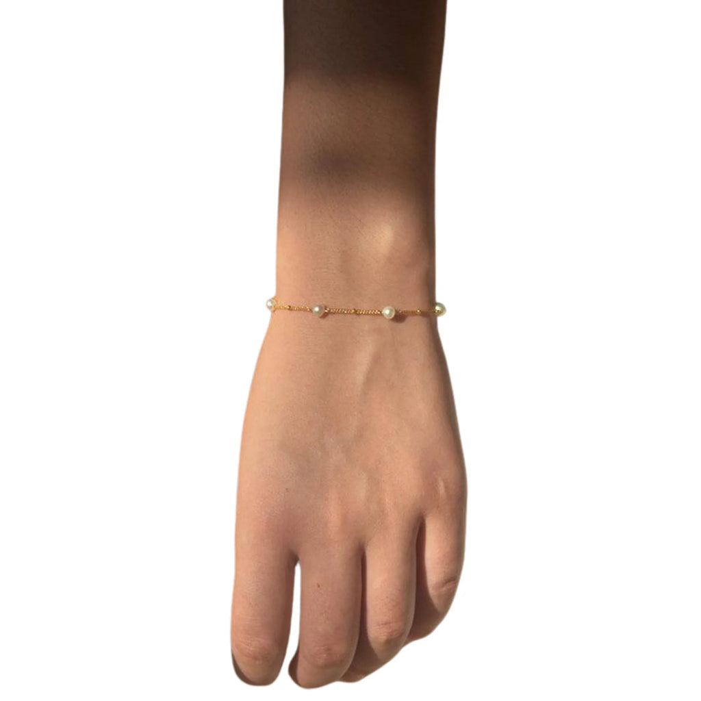 Zartes Armband mit 14K Vergoldung und echten Süsswasserperlen – getragen am Handgelenk