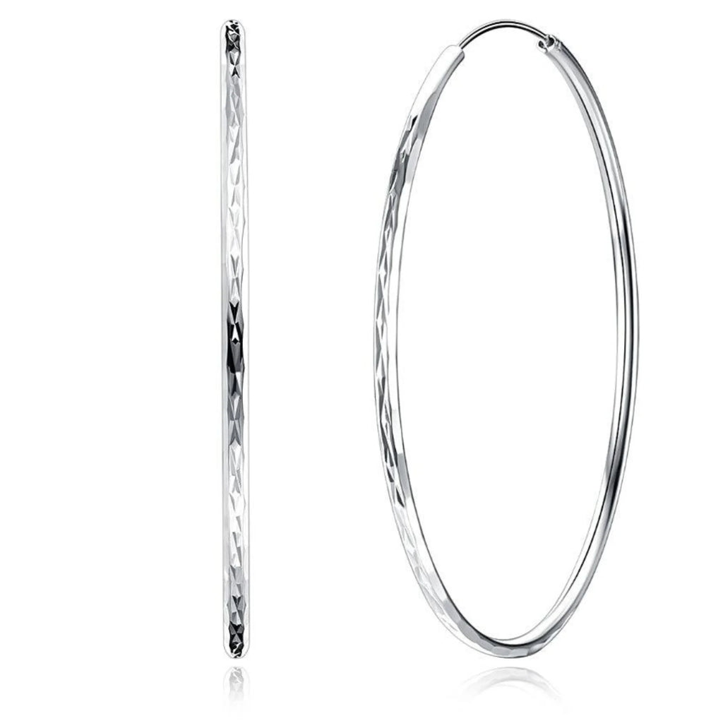 Ultraflache 925er Silber-Creolen mit mattierter Oberfläche und technischer Prägung