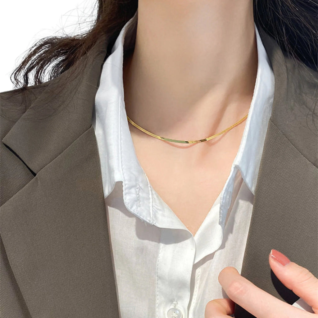 Getragene flache Schlangenkette aus 925 Silber – ruhig, feminin und zurückhaltend edel