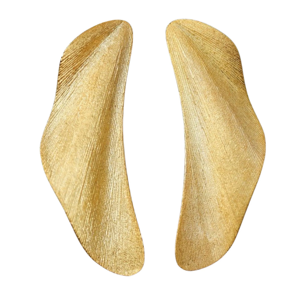 Asymmetrisches Paar goldener Flächen-Ohrringe – Vorderansicht