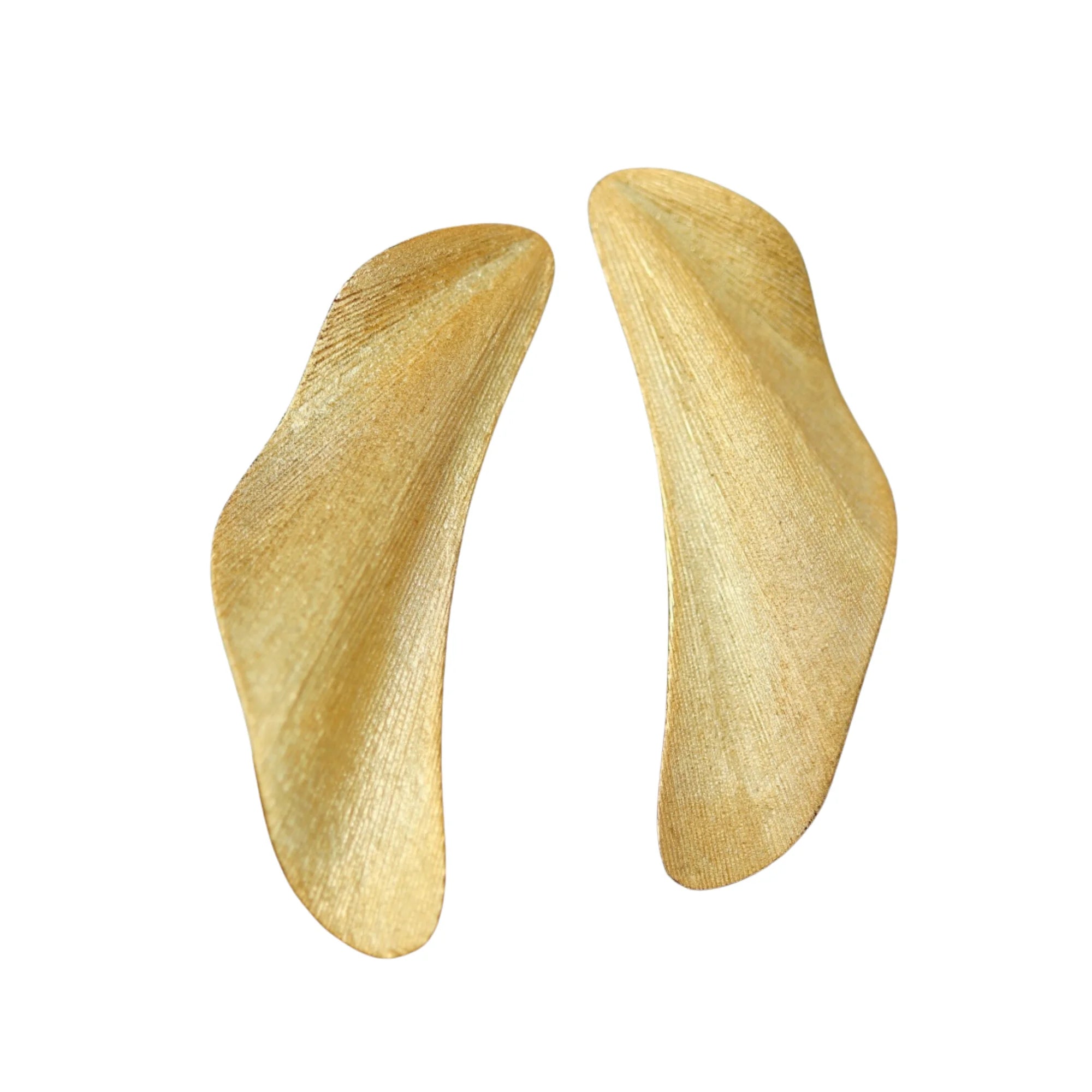 Asymmetrisches Paar goldener Flächen-Ohrringe – Vorderansicht verschoben