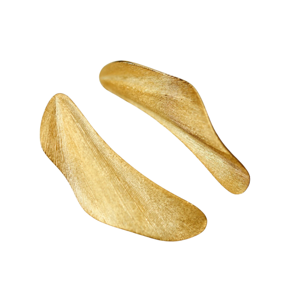 Zwei asymmetrische Flächen-Ohrringe in Gold, seitlich liegend