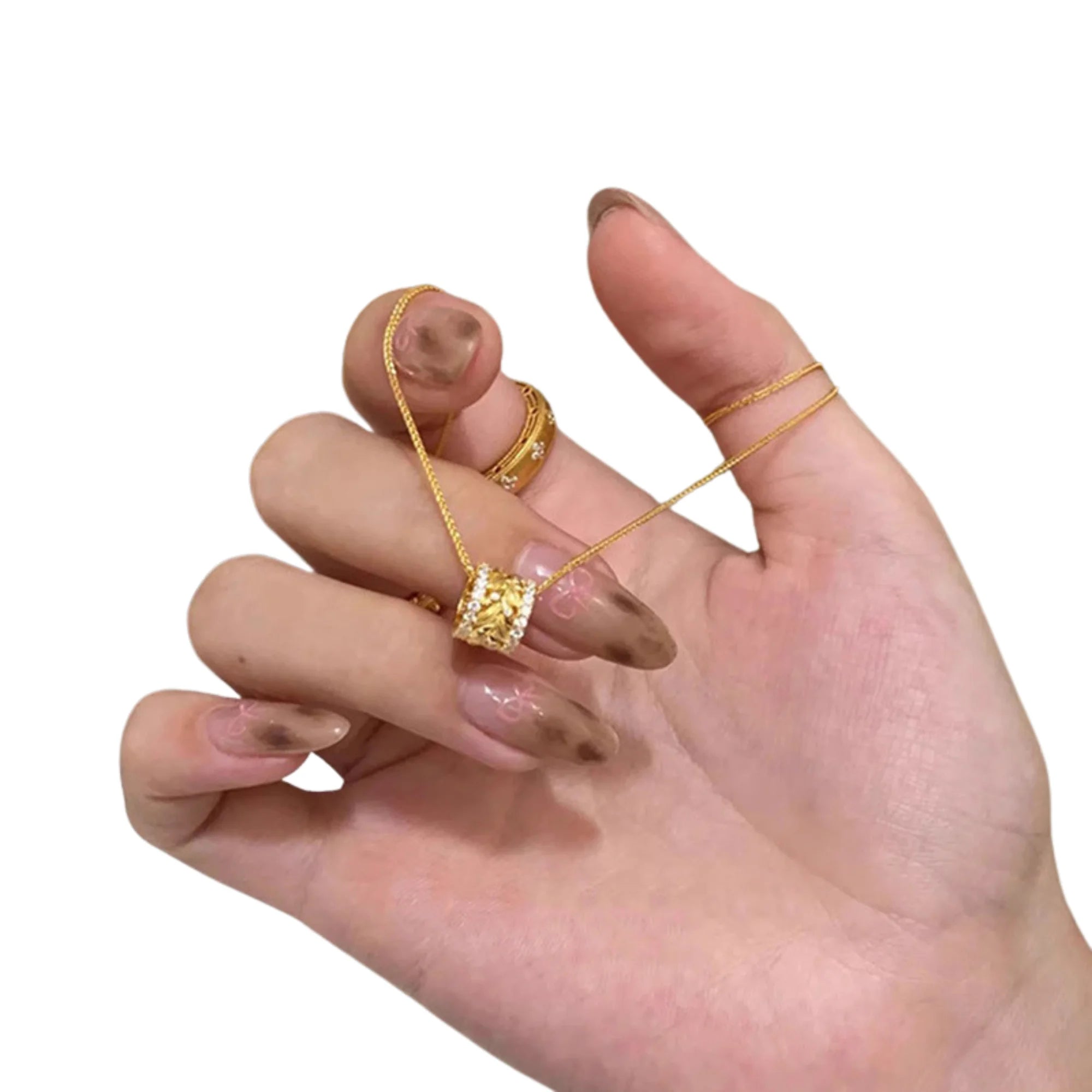 Getragene vergoldete Kette mit floralem Zylinderanhänger – feminin, klassisch und stilvoll kombiniert