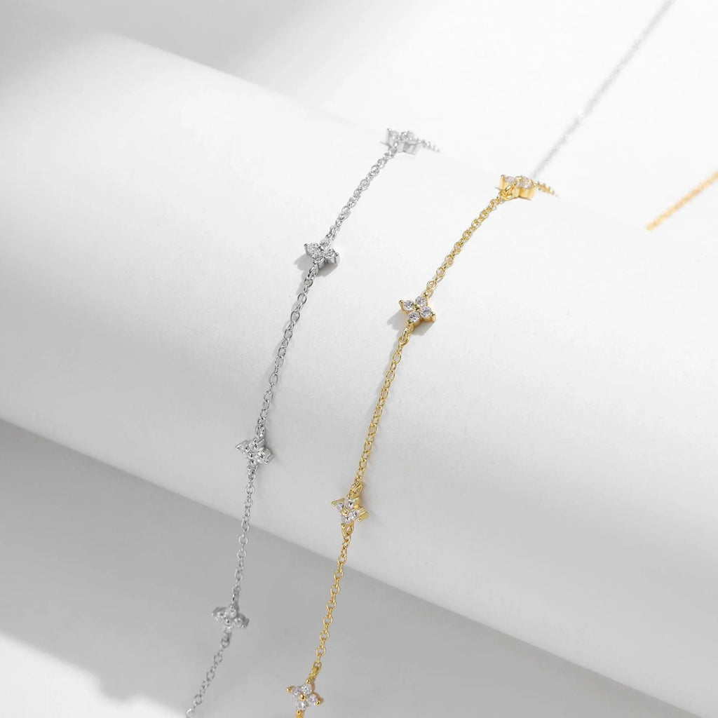 Zirkoniablüten-Kette in Geschenkverpackung – feminin, floral und hochwertig als Präsent